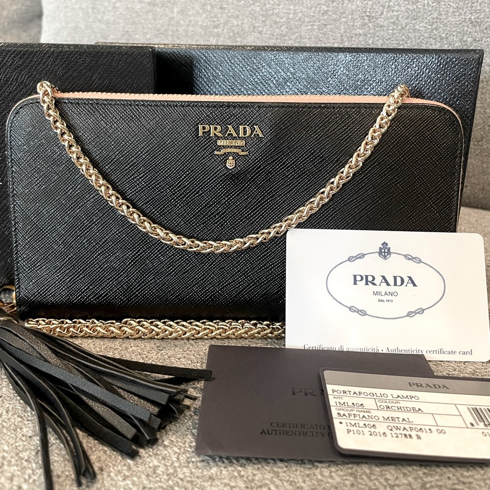 ❌SOLD❌ PRADA WALLET ON CHAIN
